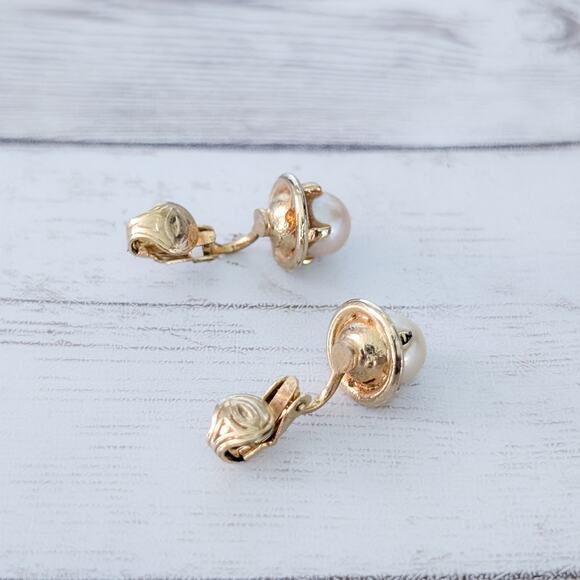 Vintage Clip On Earrings Stylish & Elegant Faux Pearl Set in Gold Tone - Picture 4 of 5